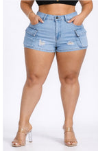 Load image into Gallery viewer, Plus cargo shorts
