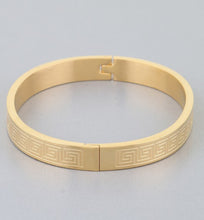 Load image into Gallery viewer, Gold told designer bangle
